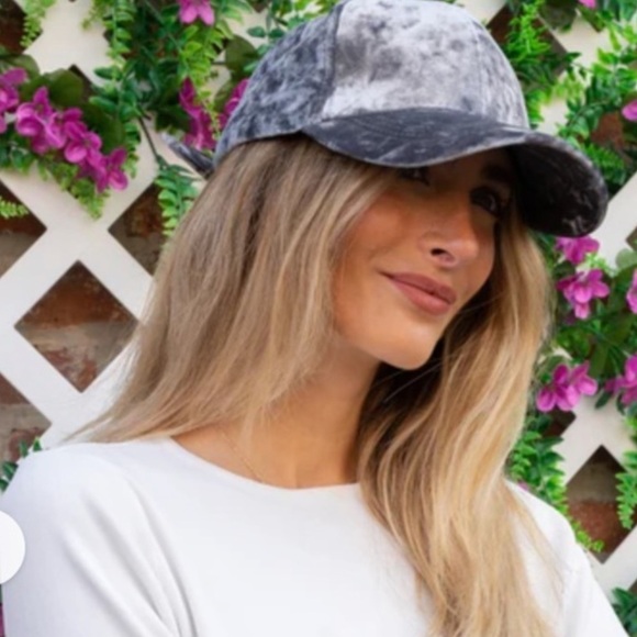 DAVID & YOUNG CRUSHED VELVET
BASEBALL CAP BLACK OS - Picture 1 of 11